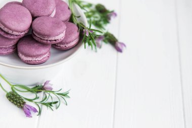 Lavanta macarons Beyaz ahşap bir masa üzerinde plaka