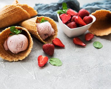 Çilekli dondurma ve waffle koni taş zemin üzerine