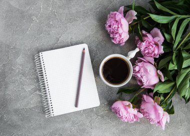 Not defteri peonies ve kahve ile taş zemin üzerine
