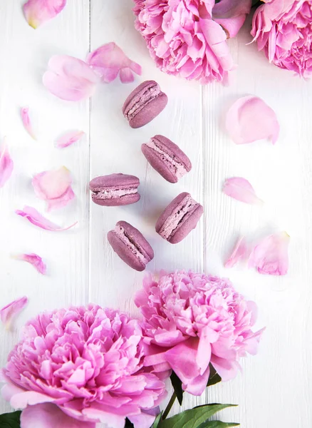 Fleurs Pivoines Roses Avec Macarons Sur Une Table Bois Blanc — Photo