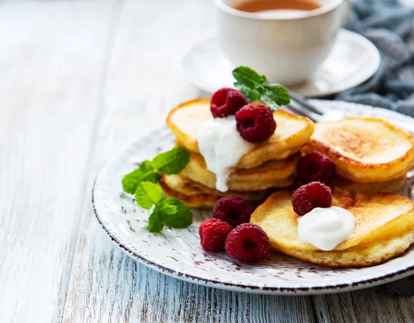 Délicieuses Crêpes Aux Framboises Sur Fond Bois Blanc — Photo