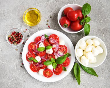 Kiraz domates ve mozzarella ile İtalyan caprese salatası