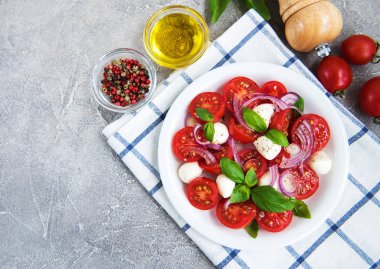 Kiraz domates ve mozzarella ile İtalyan caprese salatası