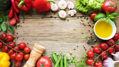 Arka plan - eski ahşap bir masa üzerinde farklı çiğ sebze yeme sağlıklı