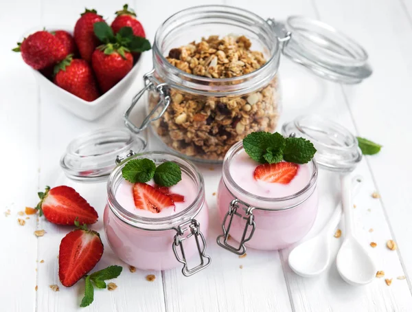 Desayuno Saludable Yogur Fresas Frescas Granola —  Fotos de Stock