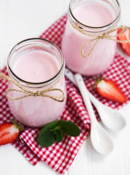 Frascos Con Yogur Fresa Sobre Una Mesa Madera Blanca —  Fotos de Stock