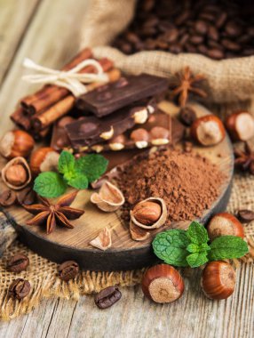 Çikolata ve fındık eski bir ahşap tablo