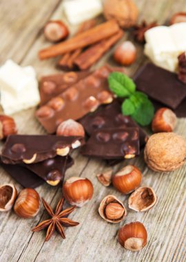 Çikolata ve fındık eski bir ahşap tablo