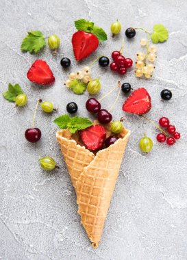 dondurma külahı taş zemin üzerine çilek ile