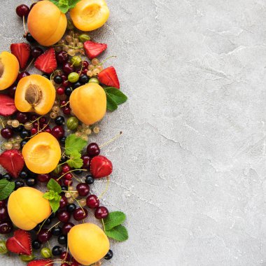 Bir beton zemin üzerine taze yaz meyve