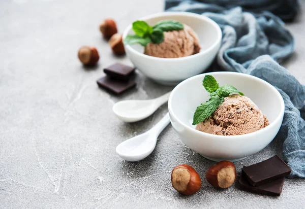 Tálak Csokoládé Fagylaltot Egy Háttér — Stock Fotó