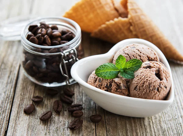 咖啡冰淇淋和咖啡豆在一张老木桌上 — 图库照片