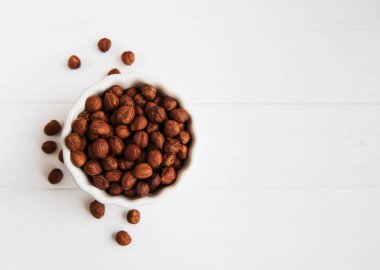 Eski ahşap bir masa üzerinde kavrulmuş fındık