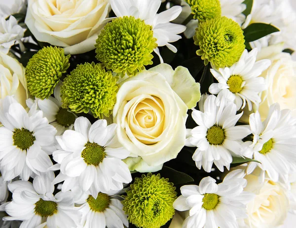 Strauß Weißer Blumen Rosen Und Margeriten — Stockfoto