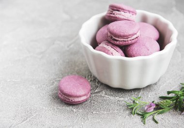 macarons lavanta lezzet ve taze lavanta çiçekleri ile Fransız