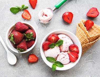 Çilekli dondurma ve waffle koni taş zemin üzerine