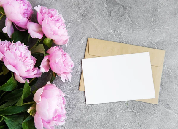Carte Invitation Enveloppe Artisanale Fleurs Pivoine Rose Sur Fond Pierre — Photo