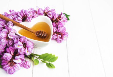 ile akasya çiçekleri ahşap arka plan üzerinde tatlım