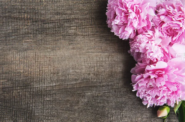 Roze Pioen Bloemen Een Oud Houten Tafel — Stockfoto