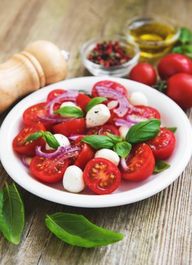 Kiraz domates ve mozzarella ile İtalyan caprese salatası