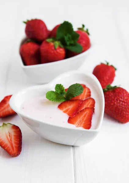 Ciotola Con Yogurt Alla Fragola Tavolo Legno Bianco — Foto Stock