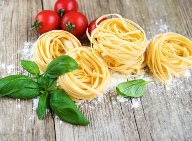 İtalyan makarna eski ahşap bir masa üzerinde yeşil Fesleğenli Tagliatelle