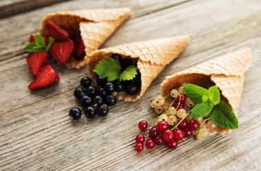 dondurma koni ahşap arka plan üzerinde çilek ile