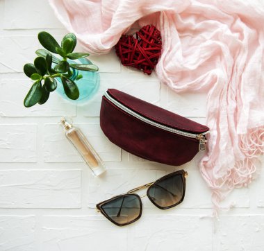 Parfüm, orkide çiçekleri ve eşarp ile deri güneş gözlüğü kapak