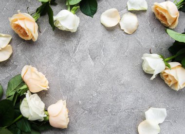 Gri taş zemin üzerine sarı ve beyaz güller