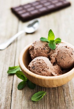 Çikolatalı dondurma eski ahşap zemin ile kase