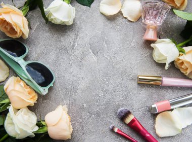 Gül ve kozmetik - daire bir beton zemin üzerinde yatıyordu