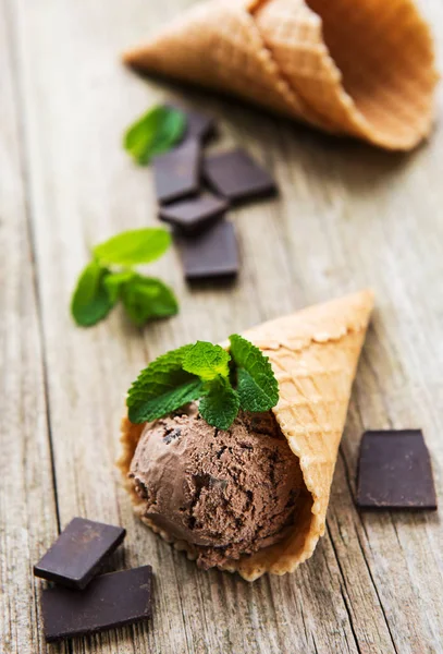 Cono Con Helado Chocolate Sobre Viejo Fondo Madera — Foto de Stock