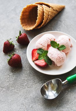 Çilekli dondurma ve waffle koni taş zemin üzerine