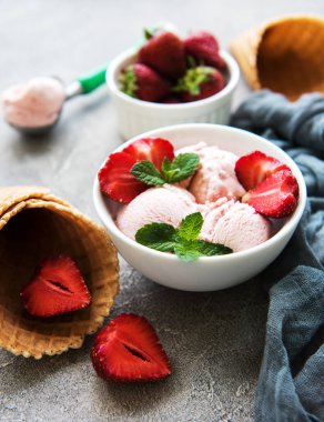 Çilekli dondurma ve waffle koni taş zemin üzerine