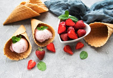 Çilekli dondurma ve waffle koni taş zemin üzerine