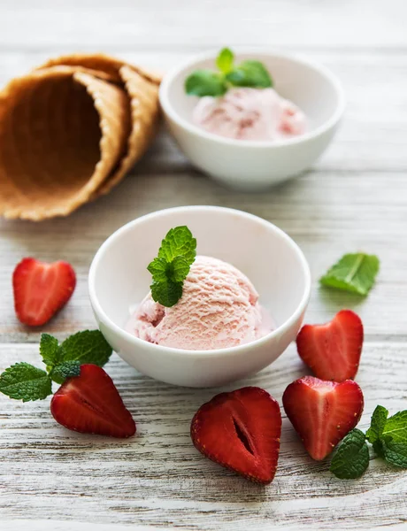 Strawberry ice cream — Stock Photo, Image