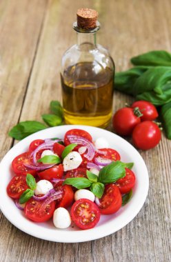 Kiraz domates ve mozzarella ile İtalyan caprese salatası