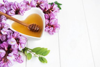 ile akasya çiçekleri ahşap arka plan üzerinde tatlım