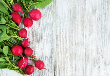 Eski ahşap bir masa üzerinde taze mor turp