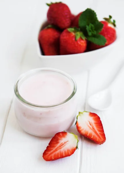 Glas Mit Erdbeerjoghurt Auf Weißem Holztisch — Stockfoto