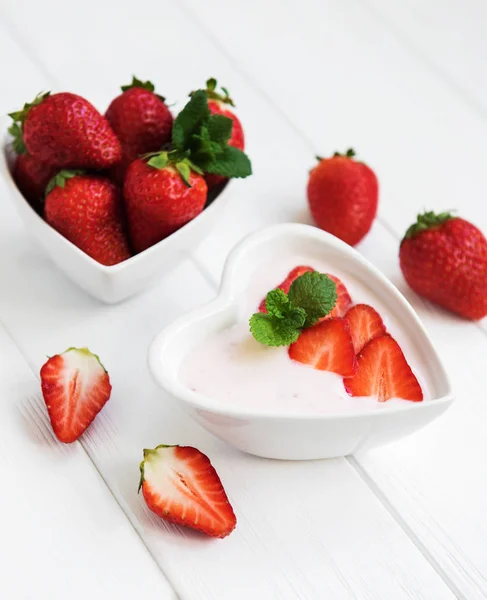 Cuenco Con Yogur Fresa Una Mesa Madera Blanca —  Fotos de Stock