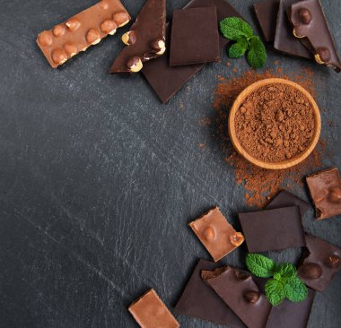 Siyah bir taş zemin üzerine fındıklı çikolata