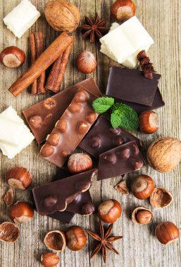 Çikolata ve fındık eski bir ahşap tablo