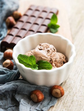 Çikolatalı dondurma eski ahşap zemin ile kase