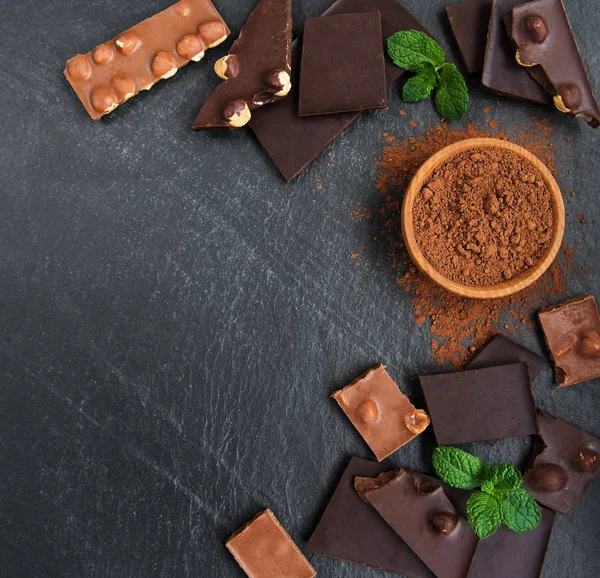 Siyah bir taş zemin üzerine fındıklı çikolata