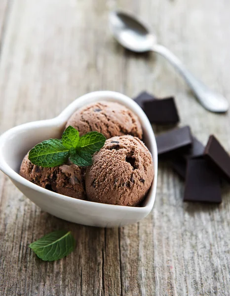 Μπολ Παγωτό Σοκολάτα Ένα Παλιό Ξύλινο Υπόβαθρο — Φωτογραφία Αρχείου