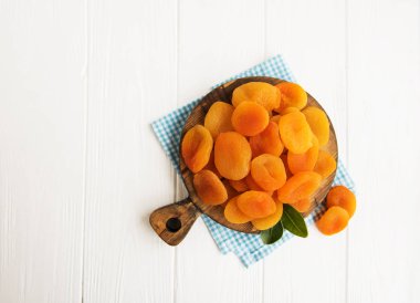 Eski ahşap bir masa üzerinde Kuru Kayısı