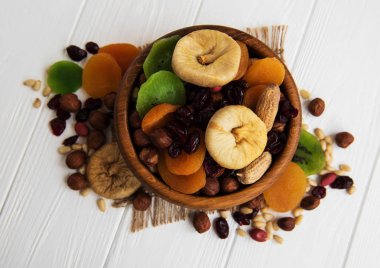 Karışık Kuruyemiş eski bir beyaz ahşap tablo