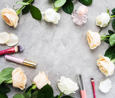 Gül ve kozmetik - daire taş bir arka plan üzerinde yatıyordu
