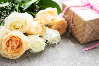 Gül ve taş zemin üzerine hediye kutusu